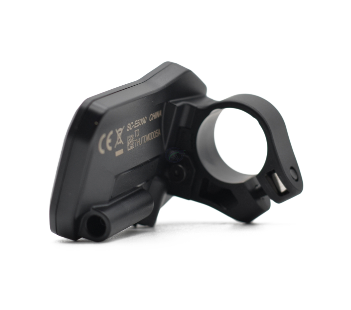 Driekwartaanzicht van de achterkant van de Shimano Steps display SC-E5000 fietscomputer. Het bevestigingssysteem is goed te zien.