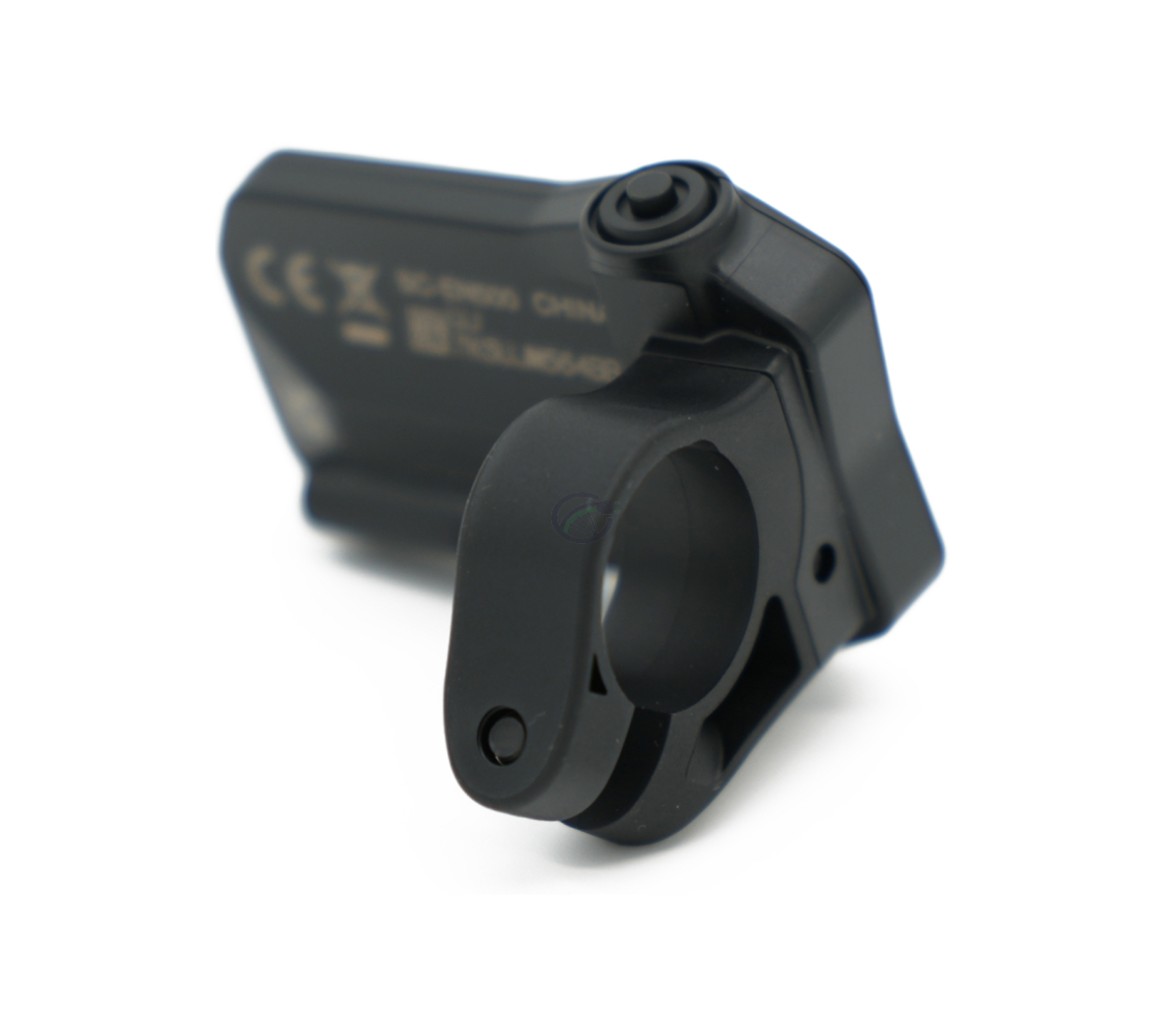 Driekwartaanzicht van de Shimano Steps SC-EN500 vanaf de achterkant waar de powerbutton goed te zien is.