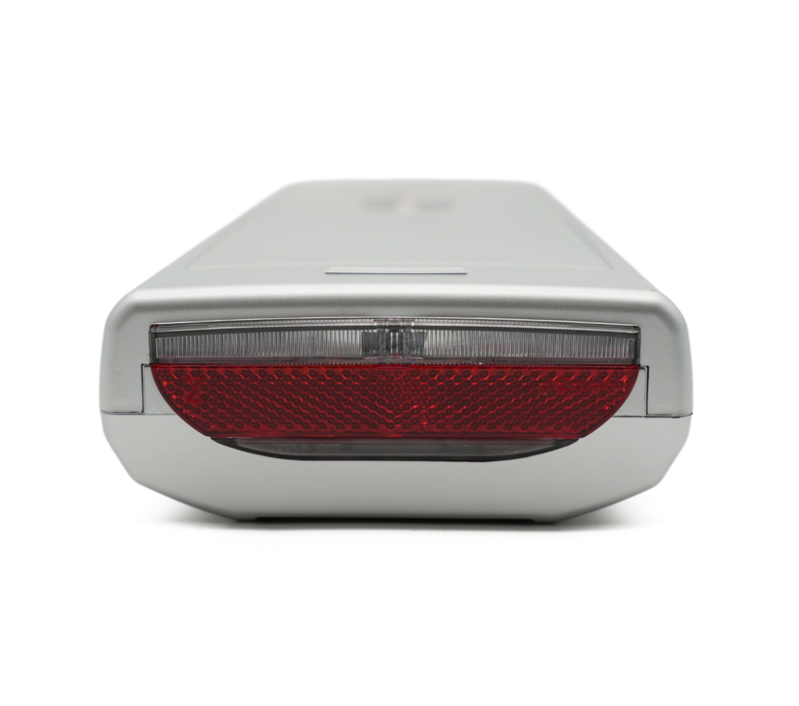 Foto van het achterlicht van de Sparta E-500 36V 13Ah Compatible fietsaccu gemaakt door EYXON.