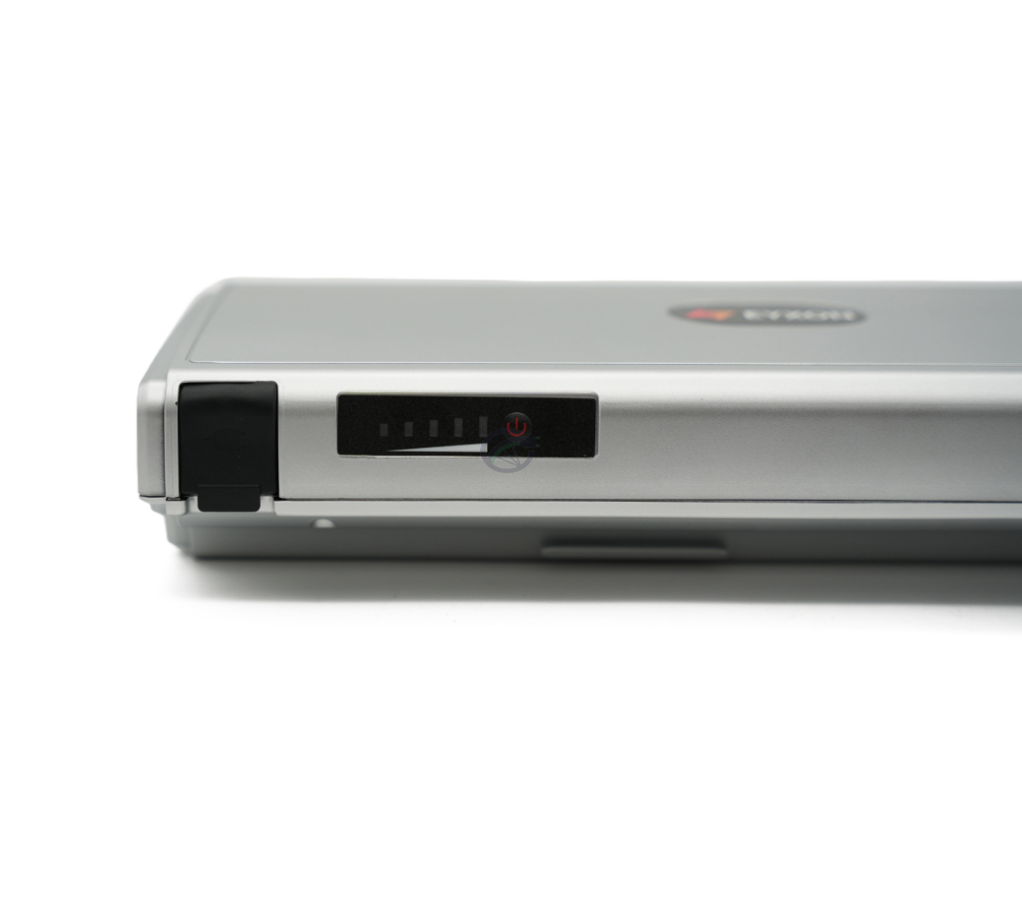 De batterijindicator en oplaadpoort van de Sparta E-500 36V 13Ah Compatible fietsaccu gemaakt door EYXON.