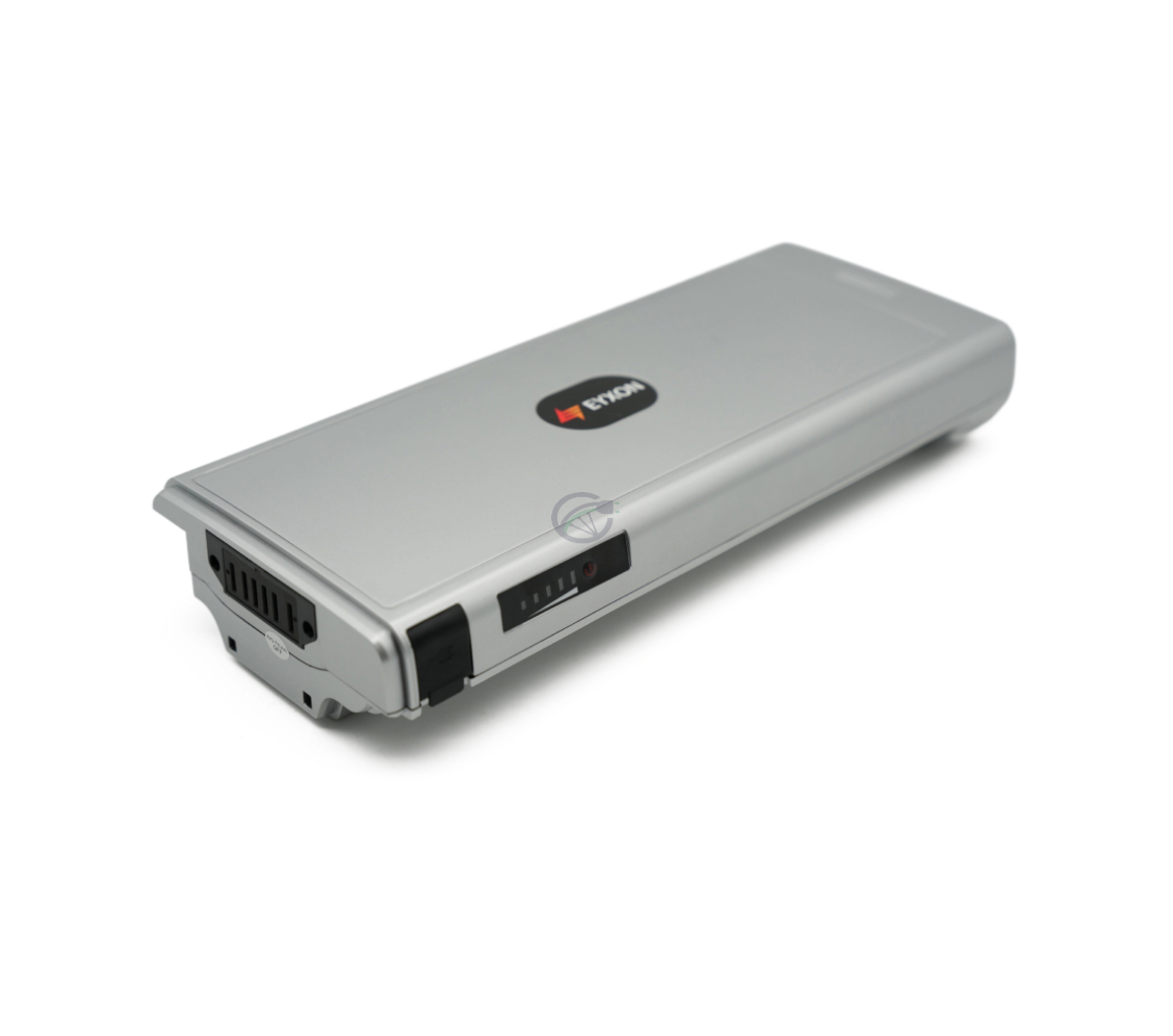 Driekwartaanzicht vanaf de voorkant van de Sparta E-500 36V 13Ah Compatible fietsaccu gemaakt door EYXON. De oplaadpoort, fietsaansluiting en batterijindicator zijn zichtbaar.