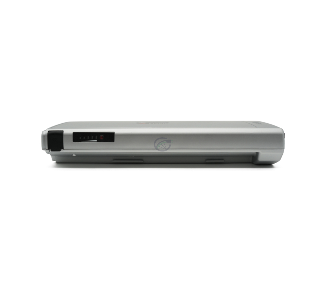 Zijaanzicht van de Sparta E-500 36V 13Ah Compatible fietsaccu gemaakt door EYXON vanuit lagere hoek. De batterijindicator en oplaadpoort zichtbaar.