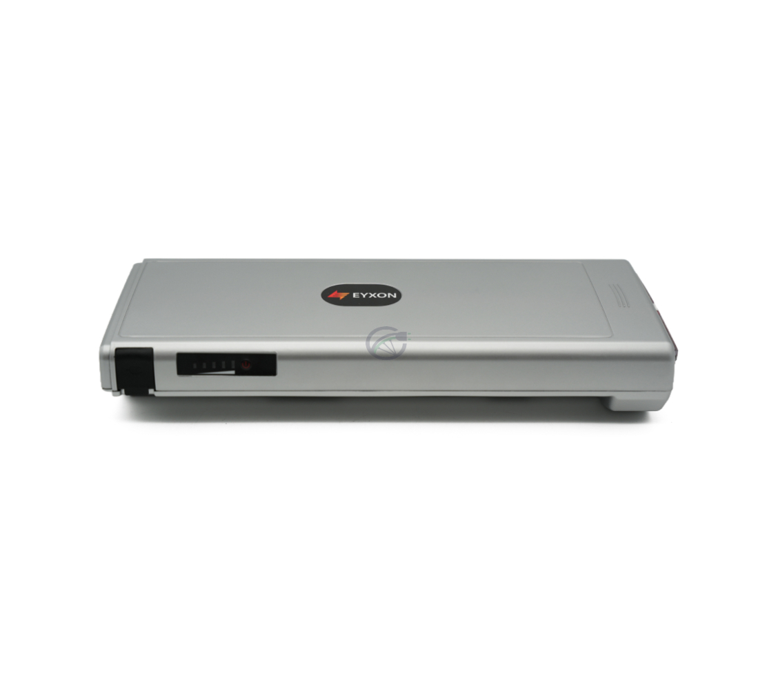 Zijaanzicht van de Sparta E-500 36V 13Ah Compatible fietsaccu gemaakt door EYXON vanuit hogere hoek. De batterijindicator en oplaadpoort zichtbaar.