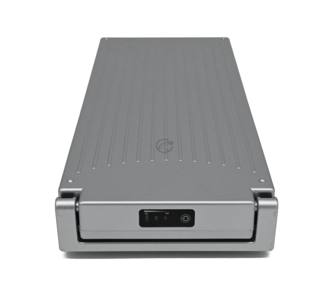 foto van de bovenkant waar de achterkant van de Sparta E-motion C1/C2/C3 Batavus compatible 13.6Ah fietsaccu (zilver) Incl. lader waar je de aanknop en de batterijpercentage indicator kan zien. ook is hier de hendel te zien waarmee je de accu mee 