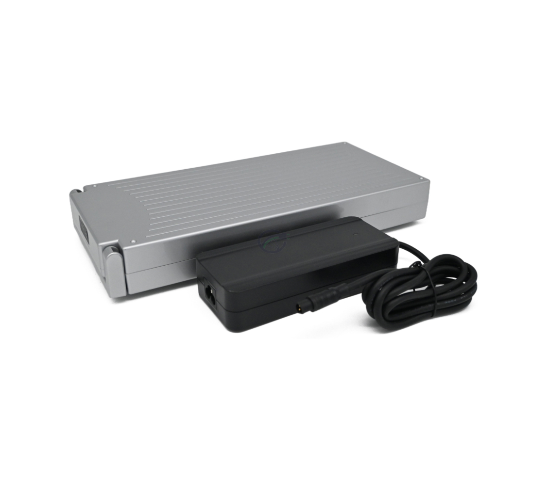 foto van de Sparta E-motion C1/C2/C3 Batavus compatible 13.6Ah fietsaccu (zilver) Incl. lader vanaf het voor aanzicht waar je de aansluiting voor in de fiets kan zien.
