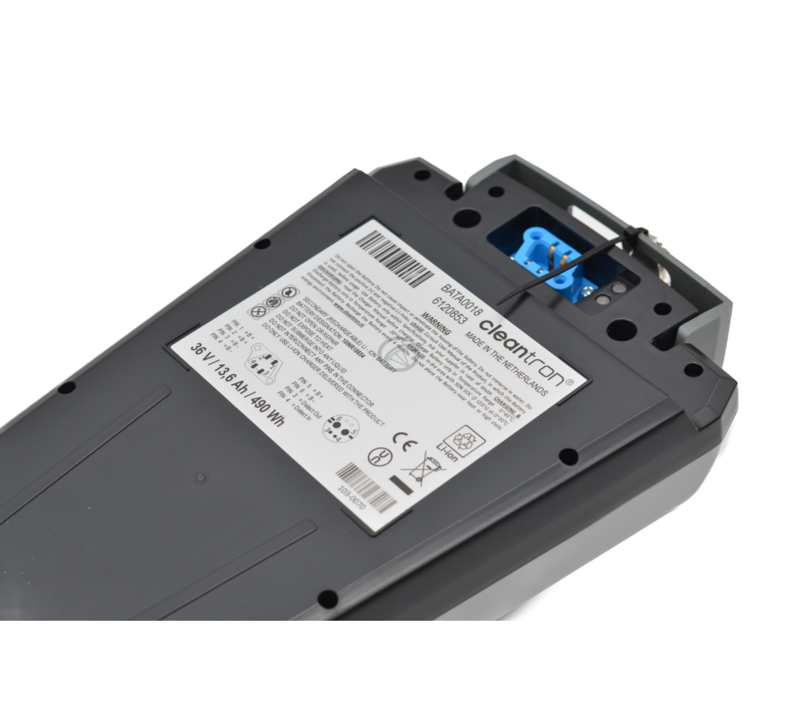 Op deze afbeelding is de achterzijde van de Van Raam accu slim 13.6 te zien. Hier is de afbeelding wat meer ingezoomd.