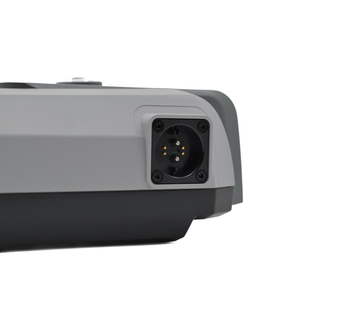 Op deze afbeelding is de aansluiting voor de oplader van de Van Raam accu slim 13.6Ah te zien