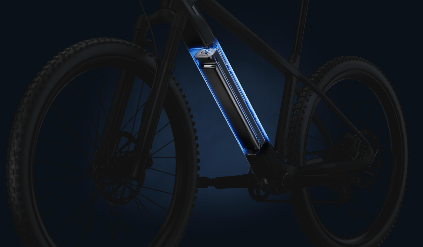 Fazua fiesaccu gemonteerd in het frame van een elektrische fiets met een blauwe gloed om de accu heen.