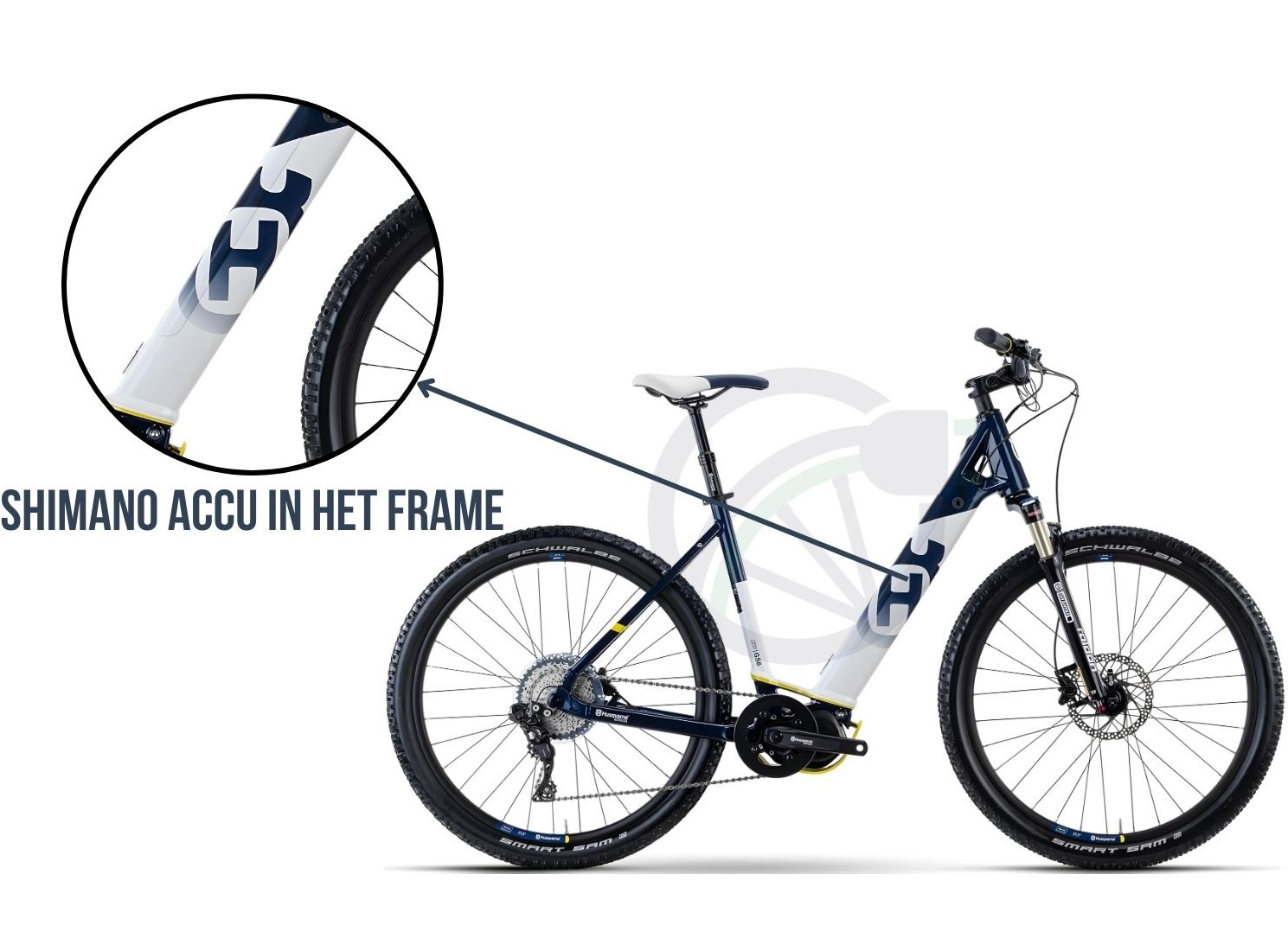 Fiets met uitgelicht waar op de fiets (in dit geval in het frame), de accu geplaatst dient te worden. Daarnaast is er beschreven welke Shimano accu er op deze fiets geplaatst kan worden.