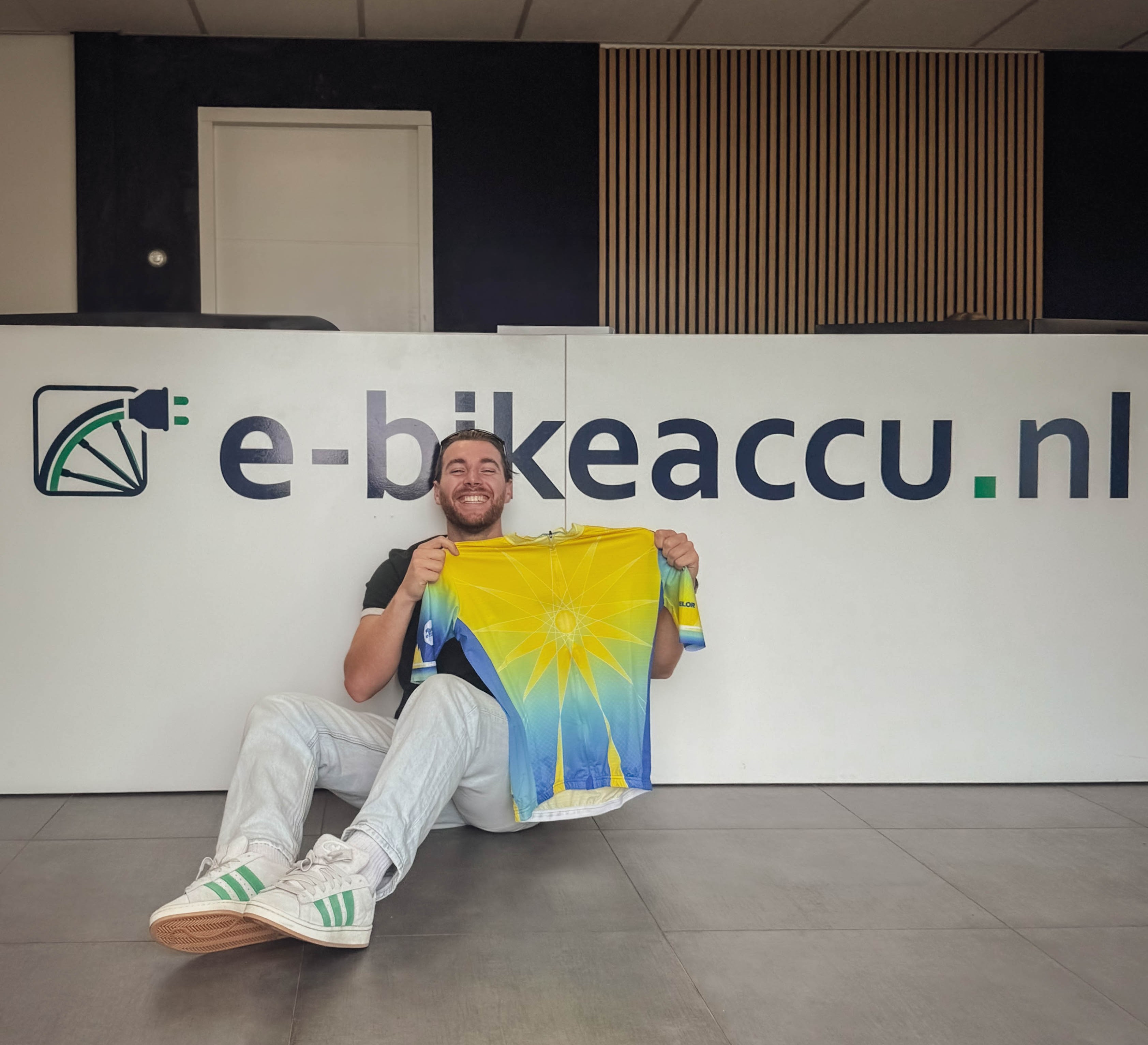 Eigenaar van e-bikeaccu.nl met een wielrenshirt van de avondetappe