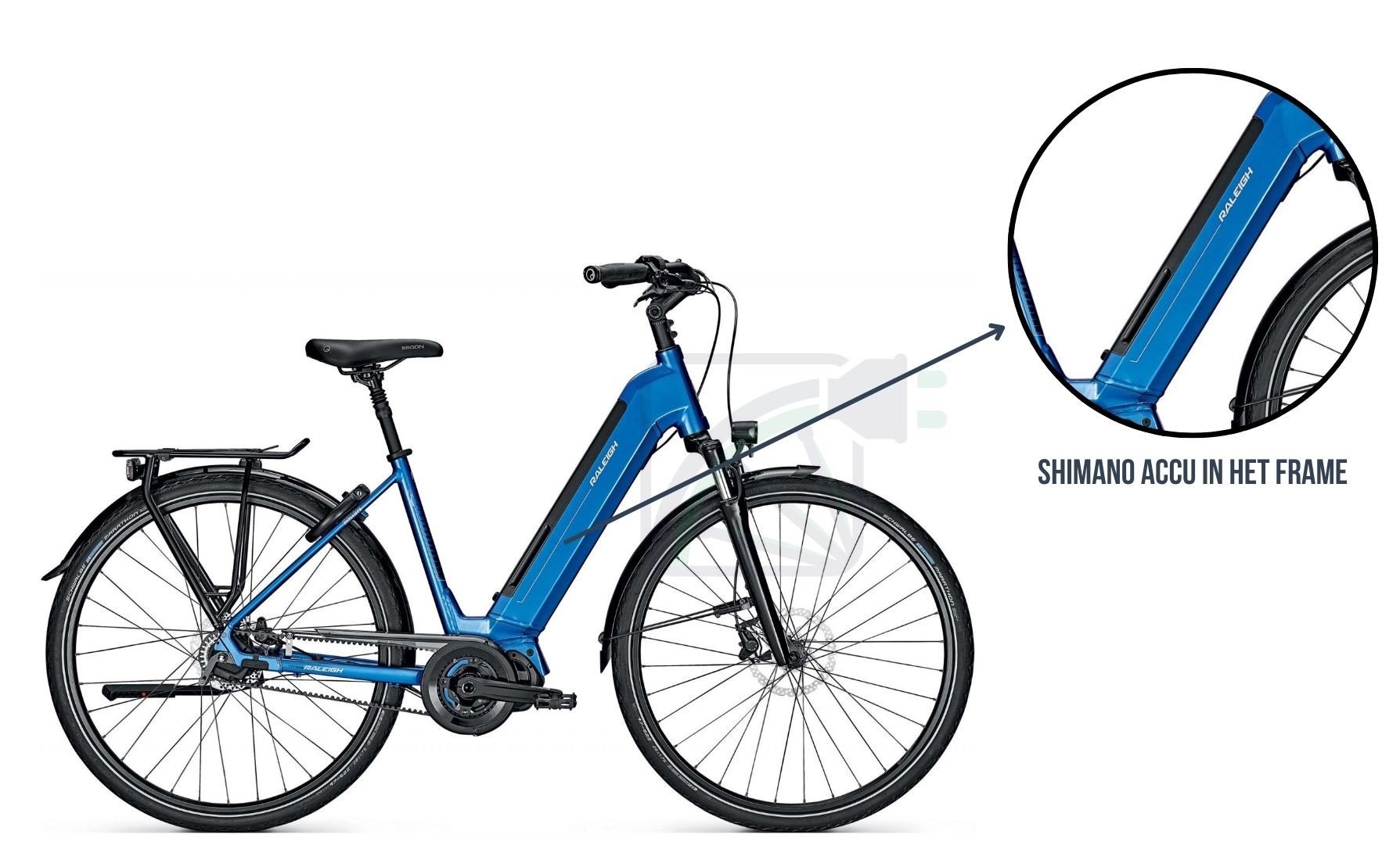 In deze afbeelding is de Raleigh Sheffield elektrische fiets te zien en daarbij wordt de fietsaccu uitgelicht. In dit geval is deze fietsaccu de Shimano Intube accu.